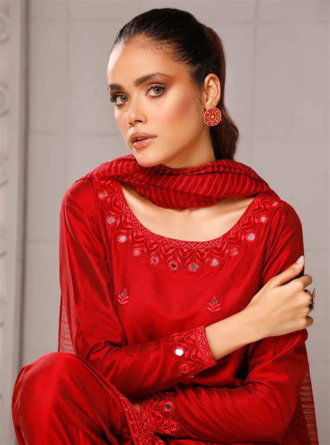 pakistani fashion designer zainab chottani